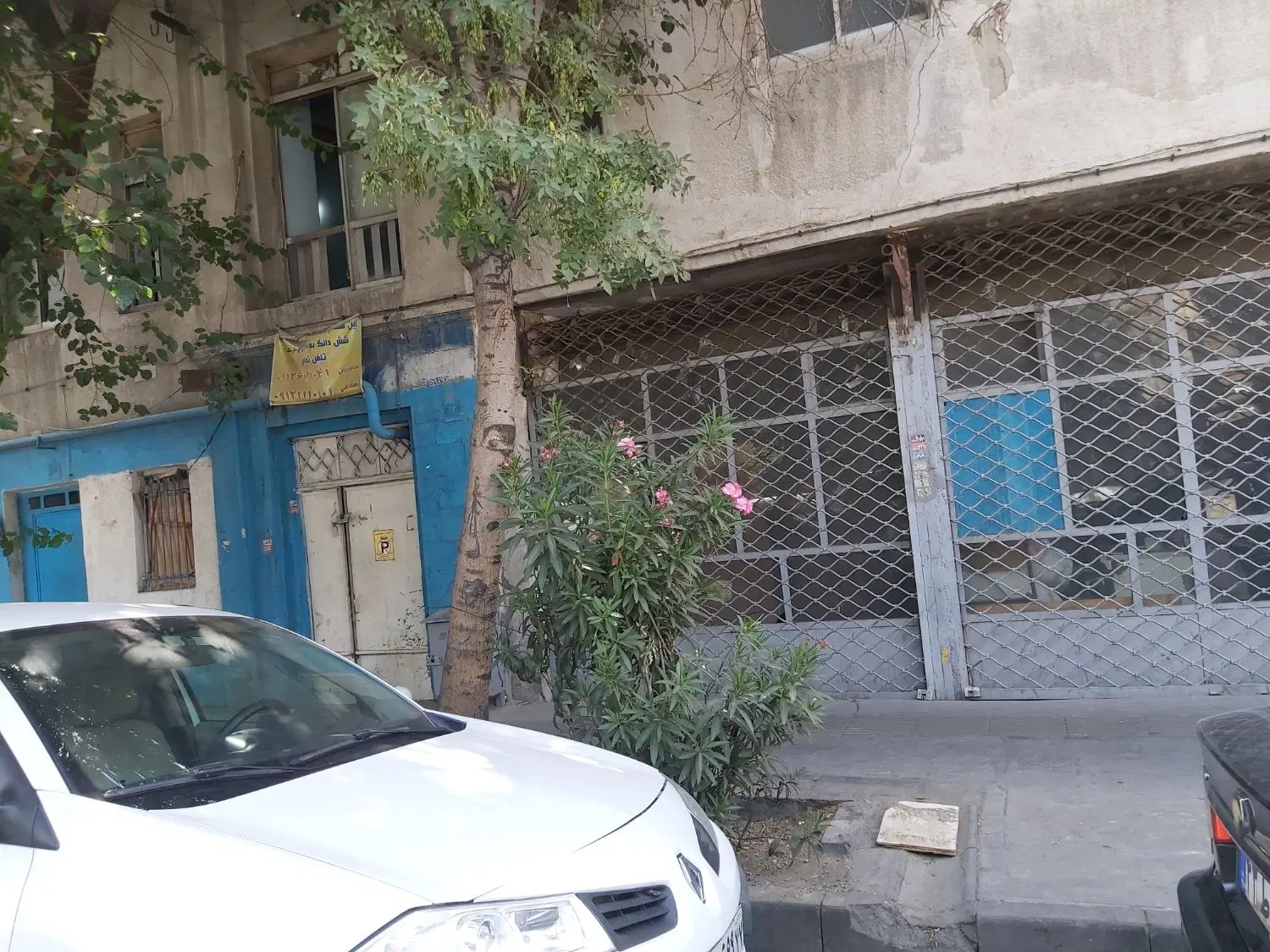 فروش ۳ باب مغازه ویک خانه به همراه ۷۵۰ متر زمین