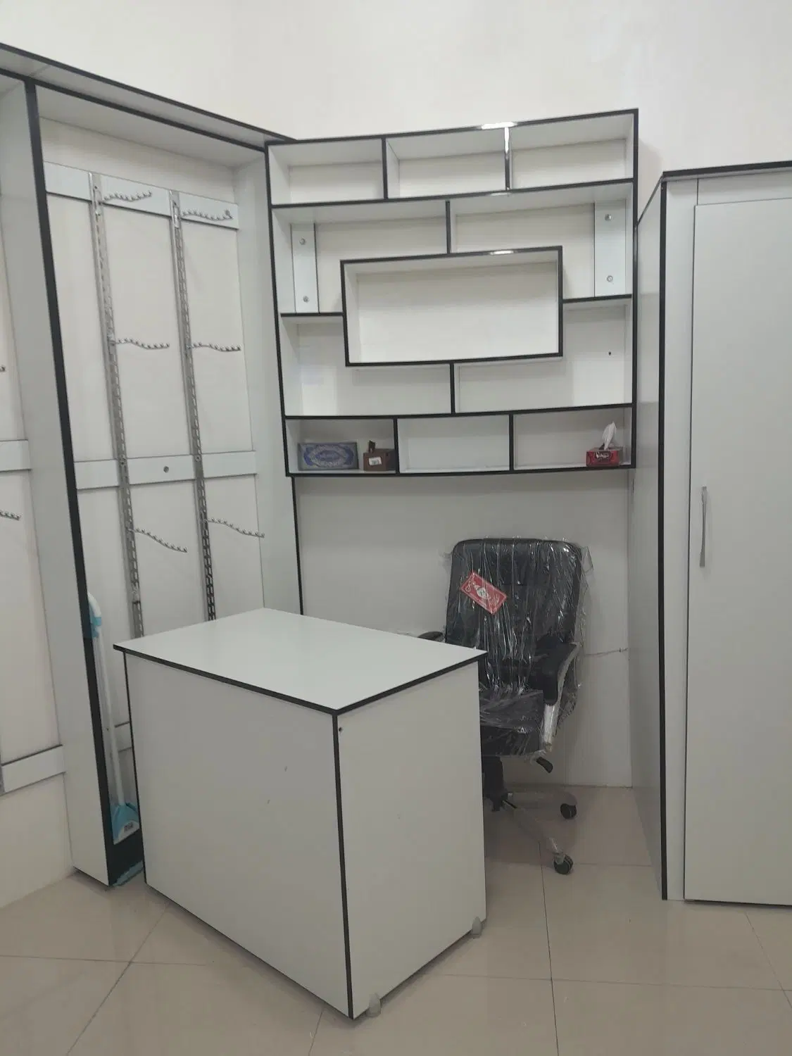 اجاره مغازه با امکانات شامل دکوراسیون و میز و...