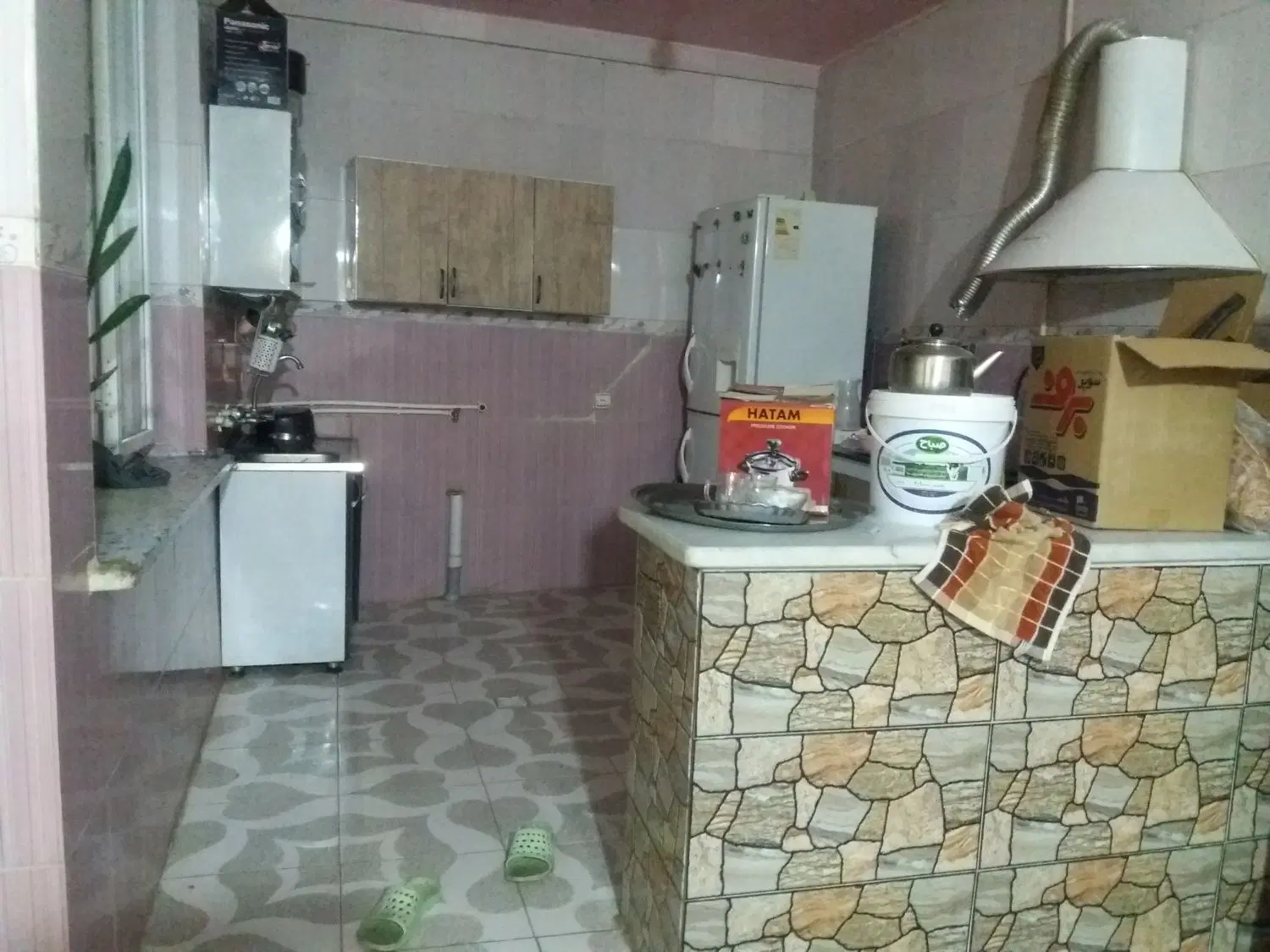 فروش دو طبقه خانه با دو مغازه تجاری