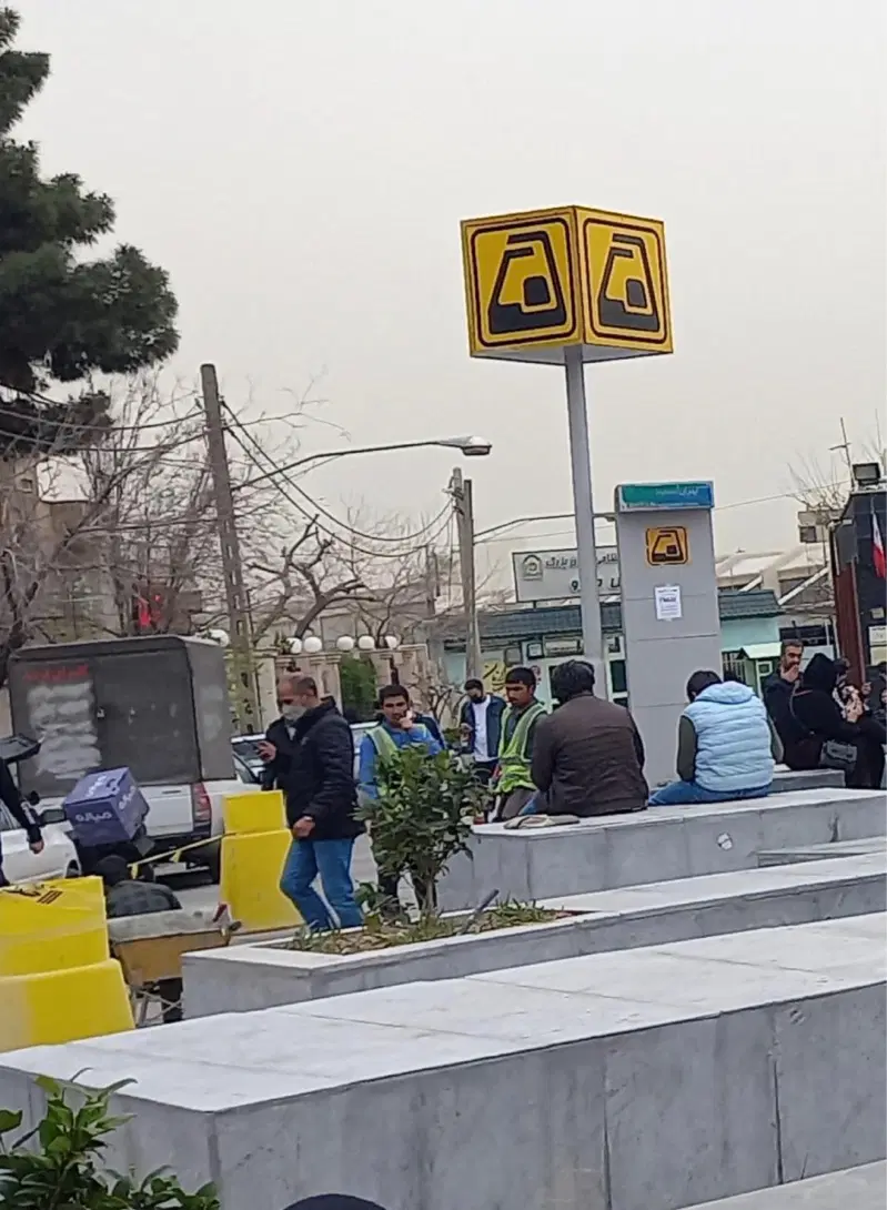 کلنگی ۳۰۰ متر مترو صادقیه