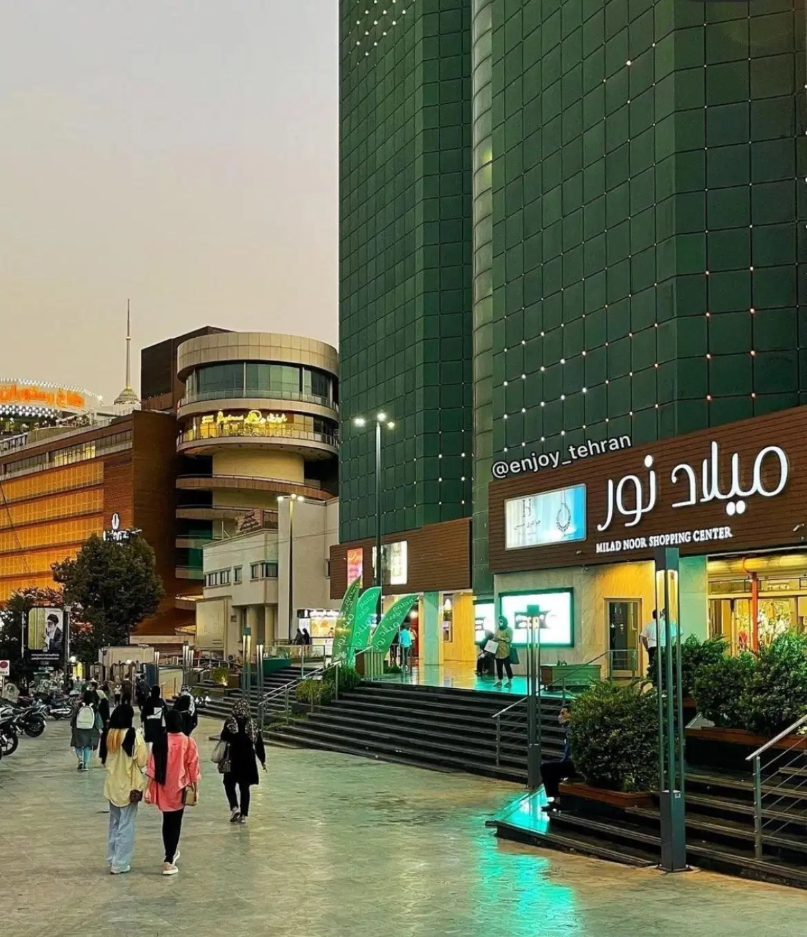 موقعیت مناسب در طبقه پوشاک