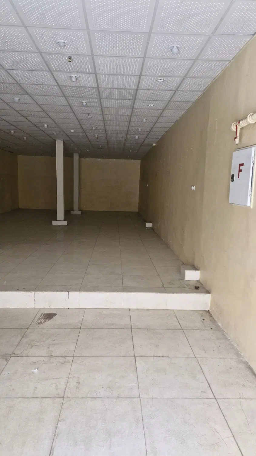 یک باب مغازه در خیابان ادهم