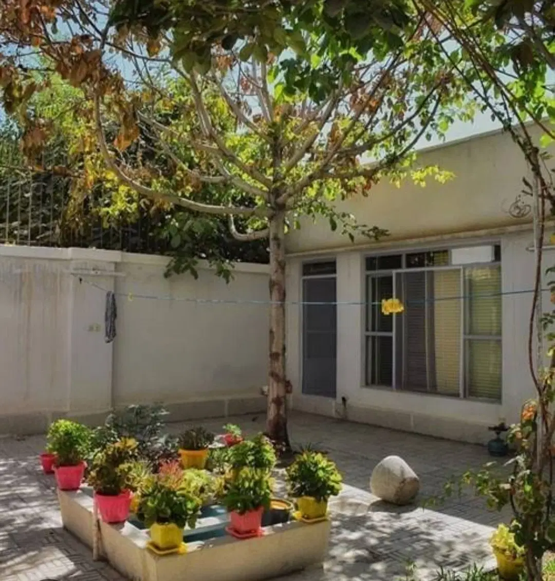 خانه ویلایی حیاط دار واقع در دور میدان طالقانی