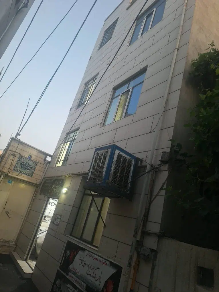 ساختمان در سه طبقه