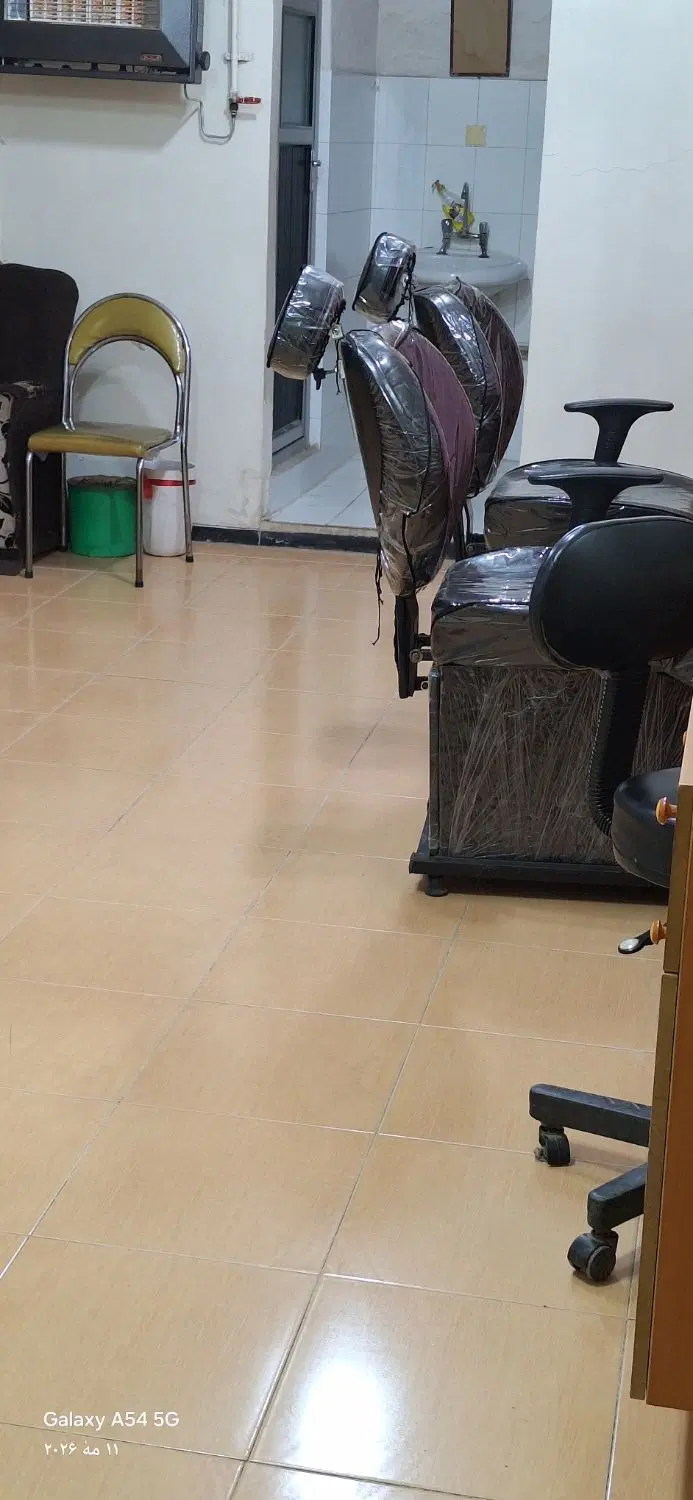 مرکز شهر دو طبقه با موقعیت تجاری مسکونی مناسب.