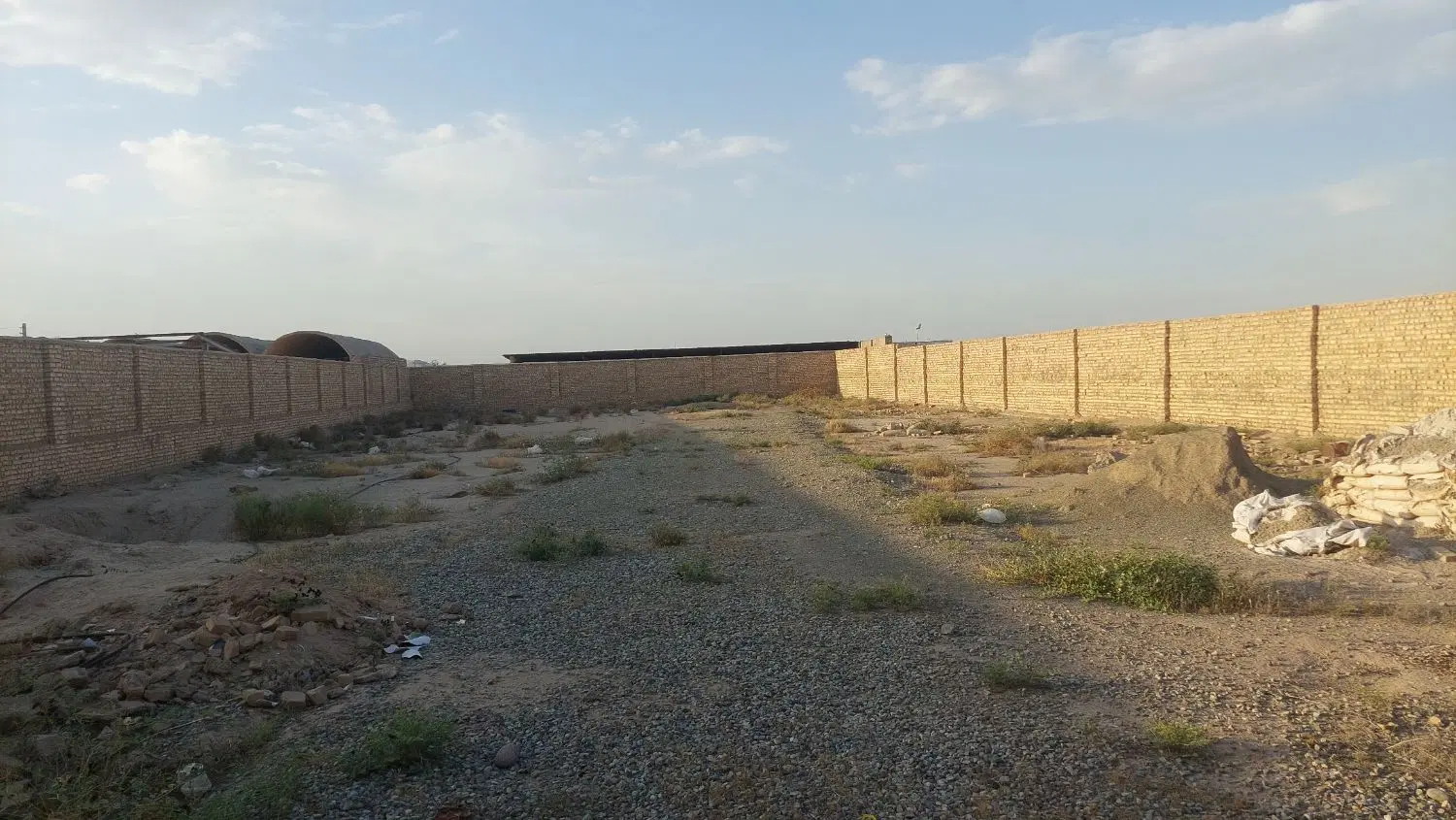 چهار دیواری ومسکونی حدودا ۳۰ متری همراه با تبرئه