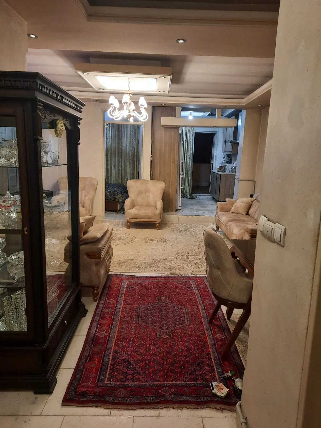 آپارتمان تک واحدی ۹۰متری حصارک بالا(کوچه یخچال)