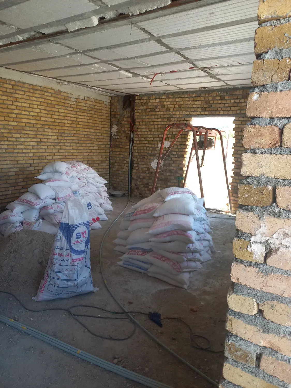 خانه دوطبقه مسکونی راه پله بیرون