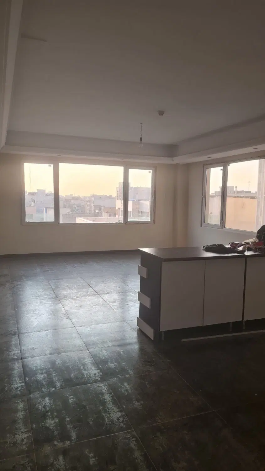 ۱۱۰ متر  واقع در برج رویال رز