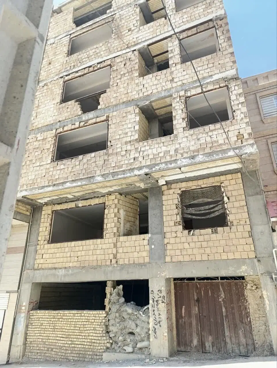 یک واحد آپارتمان روی پیلوت