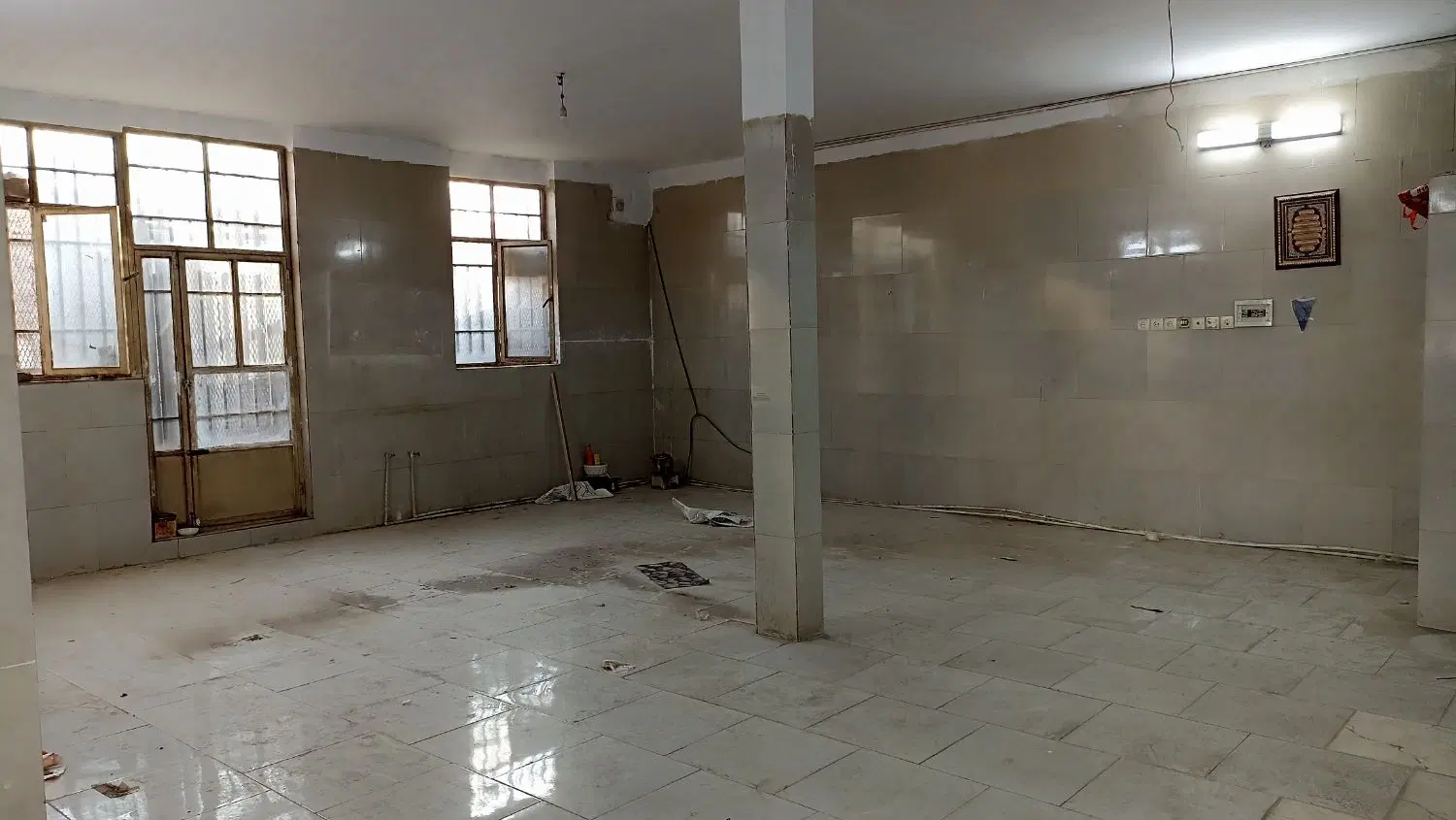 مغازه بر خیابان اصلی