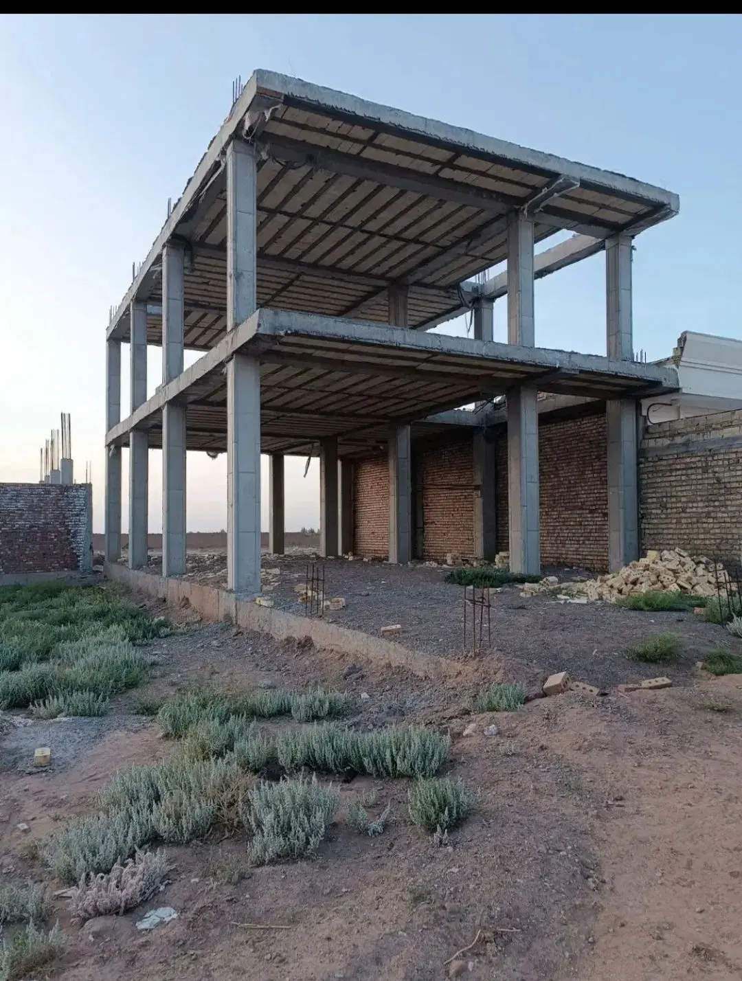 خونه نیمکاره فقط سقف ستون اجرا شده