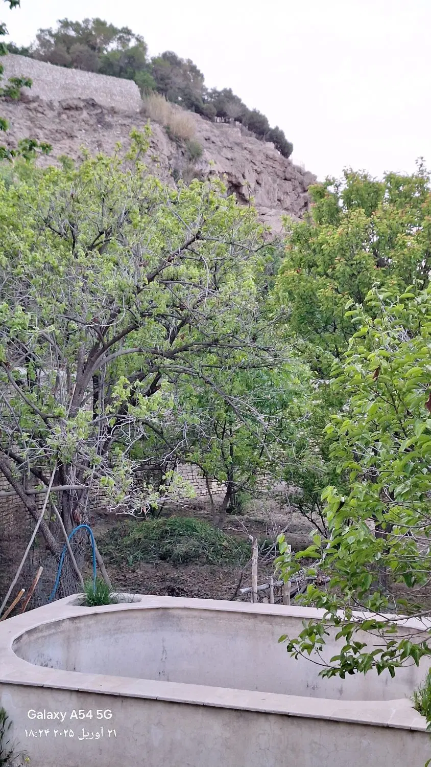 خونه باغ فروشی نیاسر کاشان ۲۰۰متری آبشار.