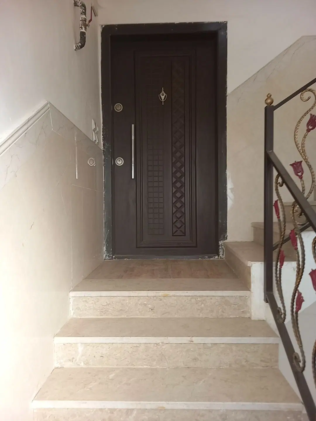 آپارتمان در خیابان ابن سینا کوچه بدرشمالی۱،تخلیه