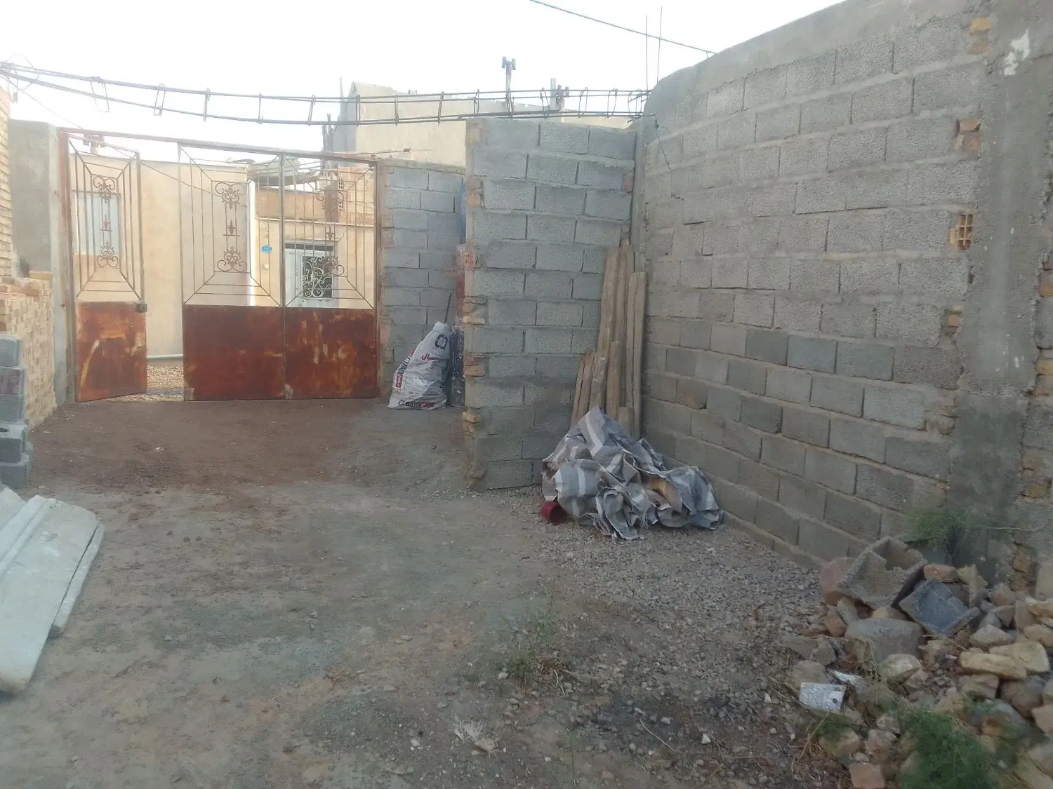 زمین حصار شده در خواجه دیزج مایان