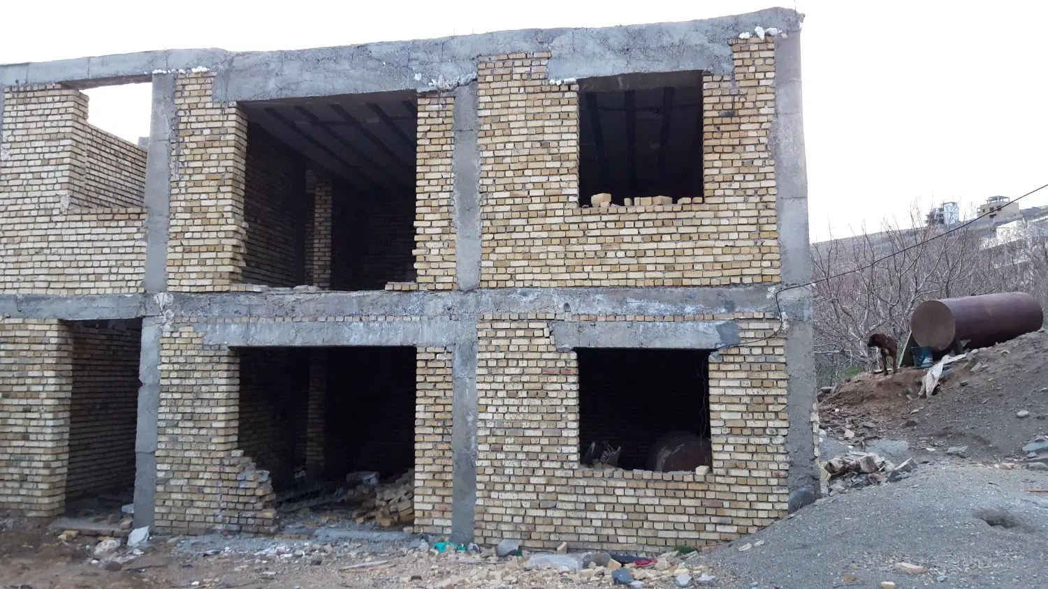 ساختمان نیمه کاره