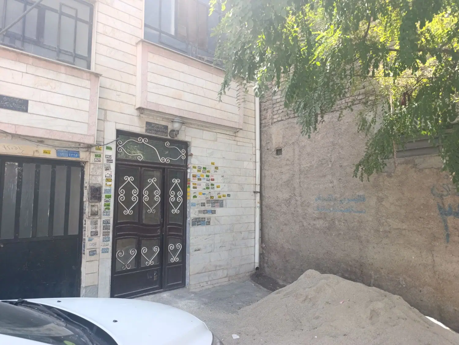 یک واحدطبقه همکف  صد متری دو خواب راه جدا