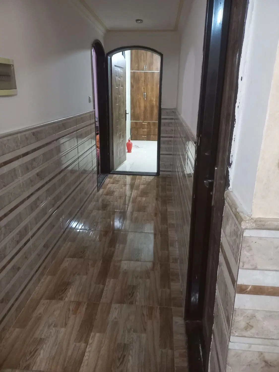یک باب منزل مسکونی دو خواب ماشین رو