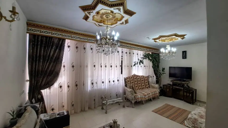 حیاط دوطبقه باغنیشه