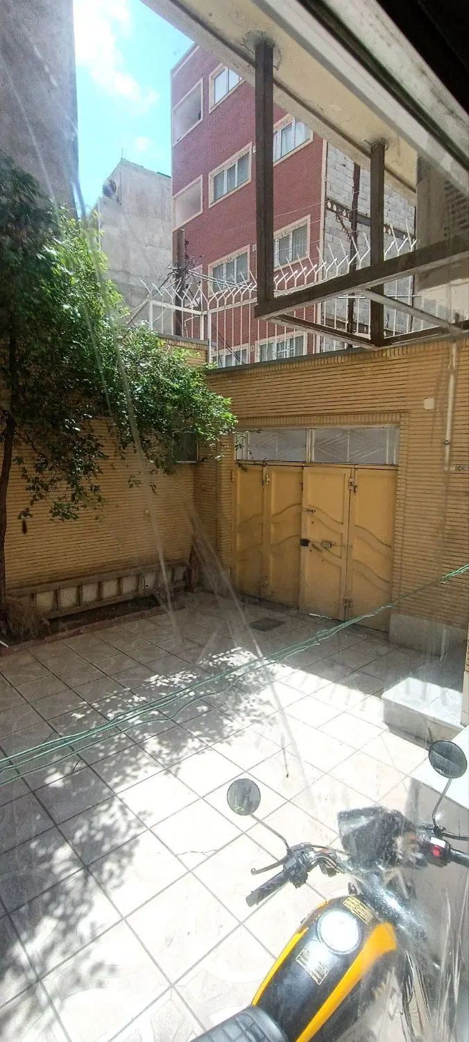 حیاط 109 متری در شمس تبریزی