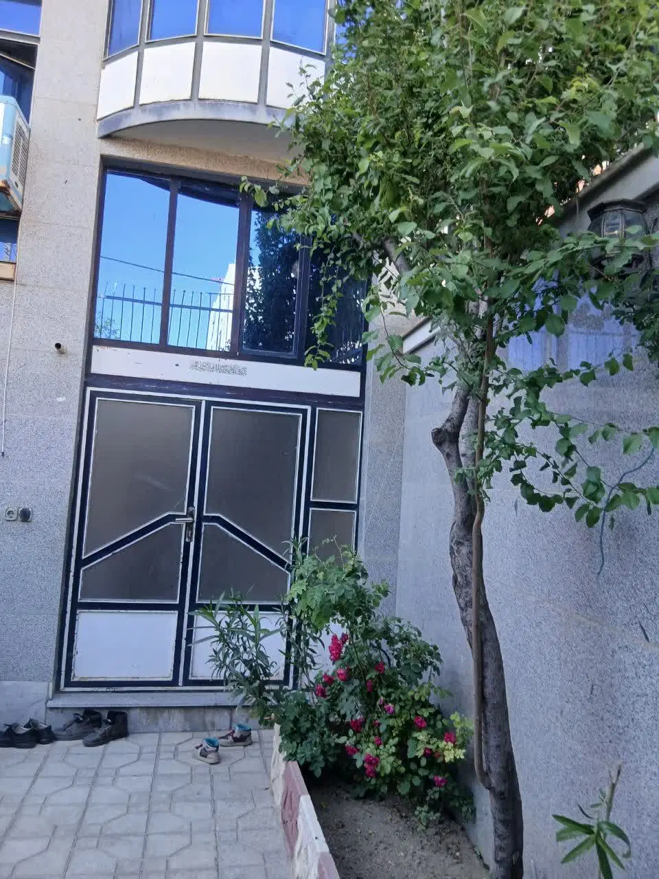 یک ساختمان سه طبقه  طبقه اول ۹۰ متری یک خوابه