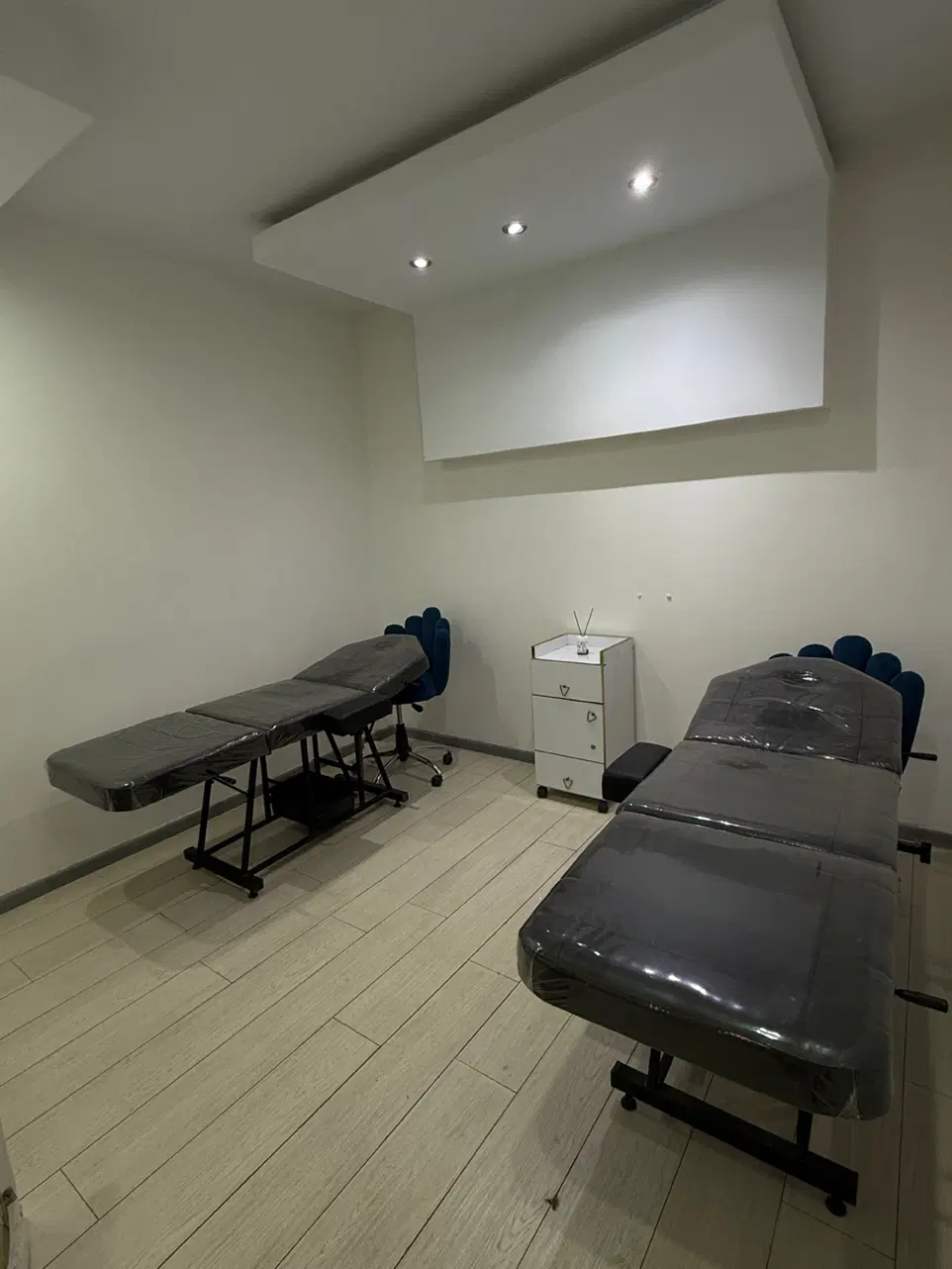 اجاره اتاق ،میزناخن ،تخت میکرو و مژه