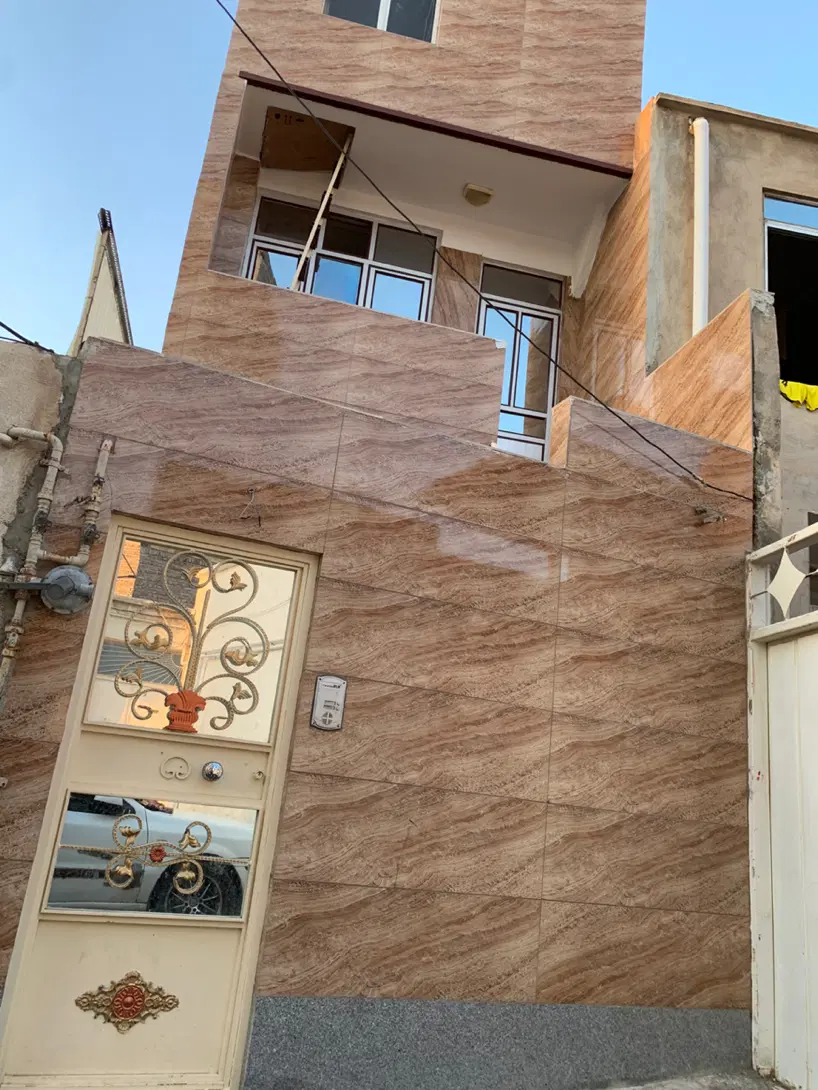حیاط دو طبقه
