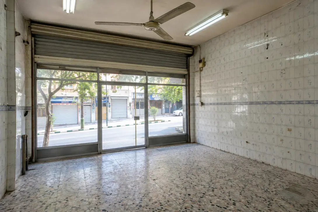 یک باب مغازه تجاری حاشیه خیابان قائم