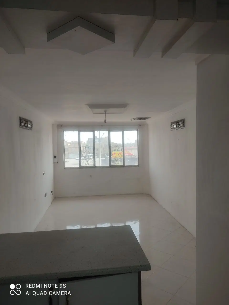 یک باب مغازه و یک واحد آپارتمان