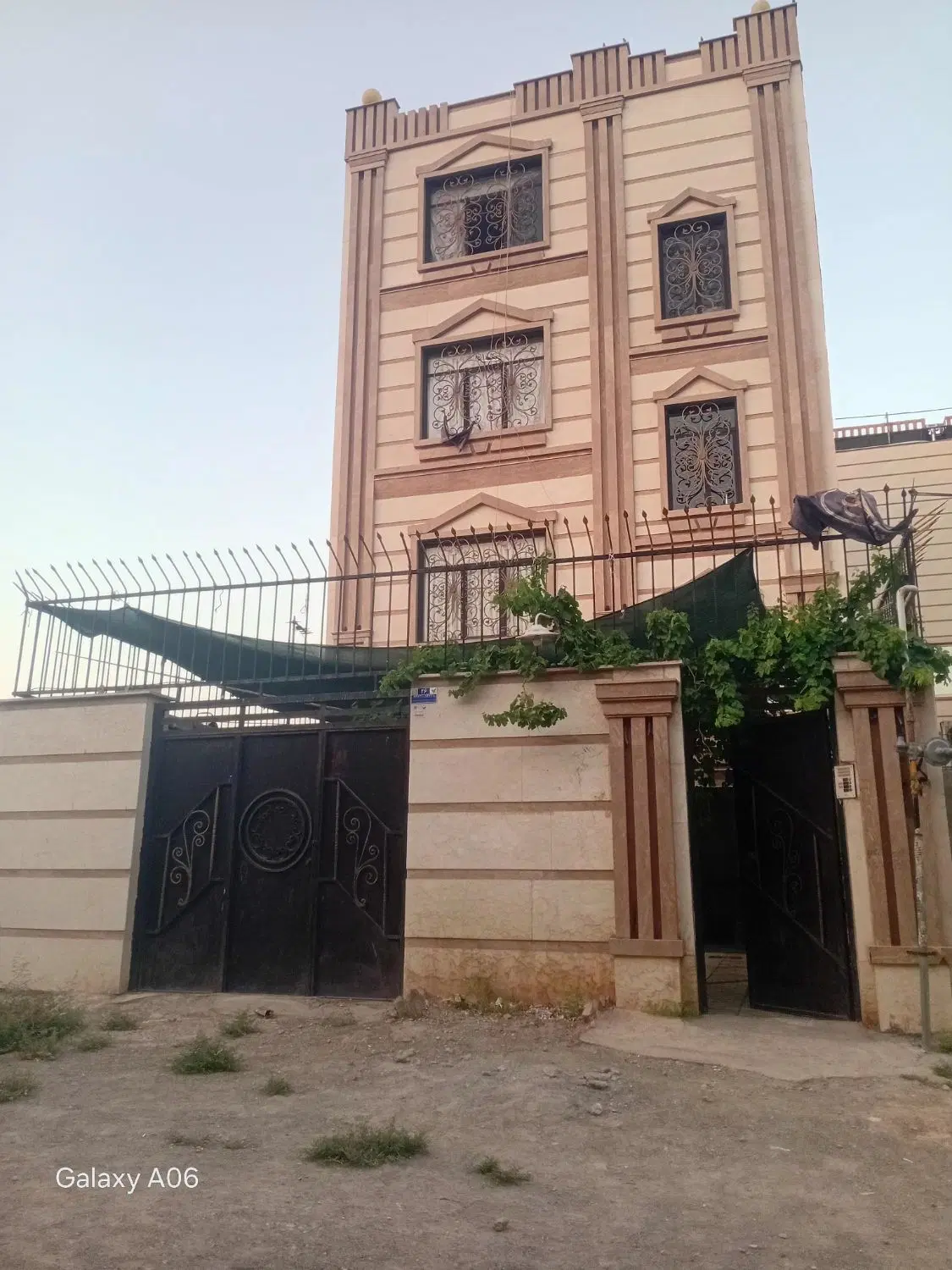 ساختمان ۳ طبقه نیم