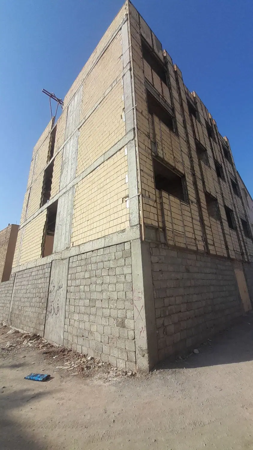 ساختمان نیمه کاره