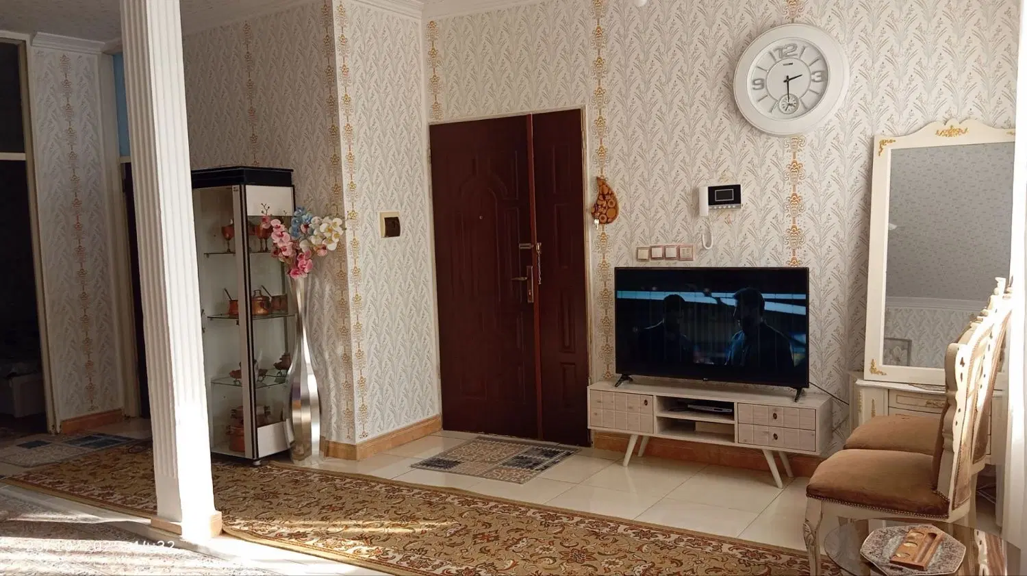 ۱۰۰متری، طبقه اول، حاشیه بهدگانی