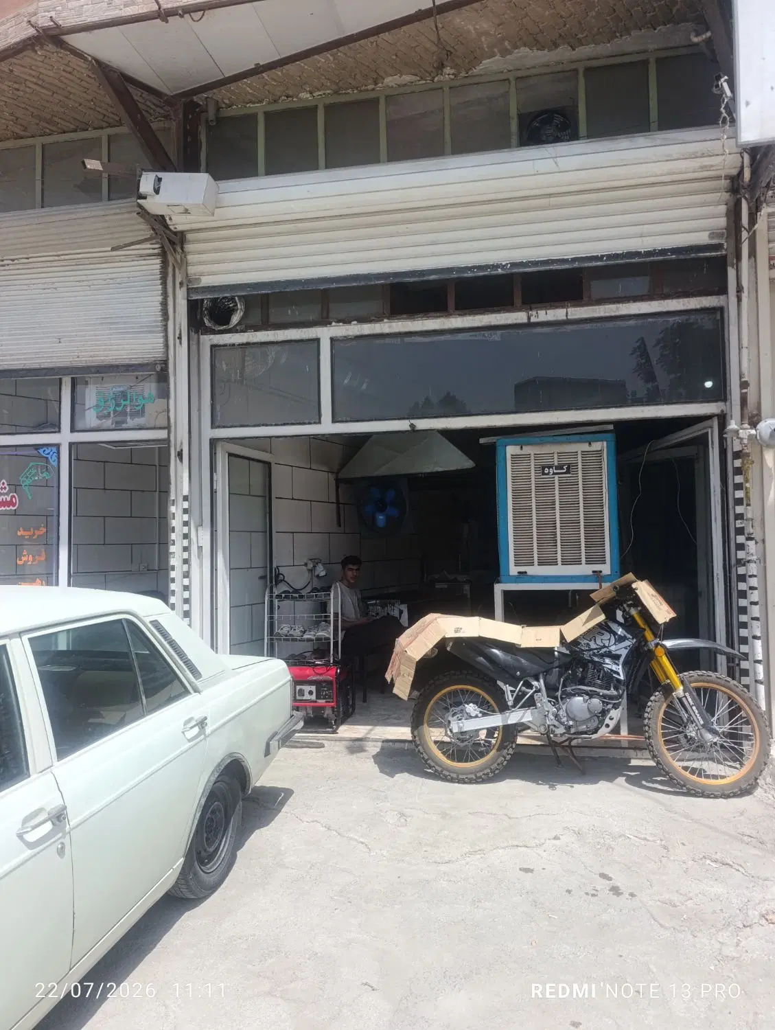 مغازه برخیابان اصلی کرناچی