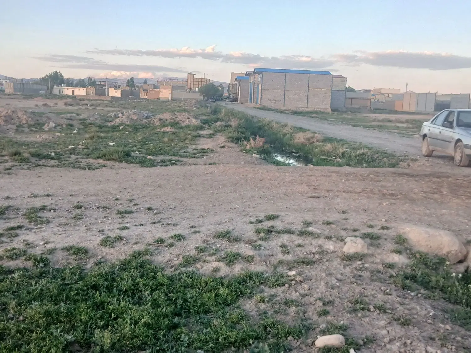 یک قطعه زمین تجاری برای سالن