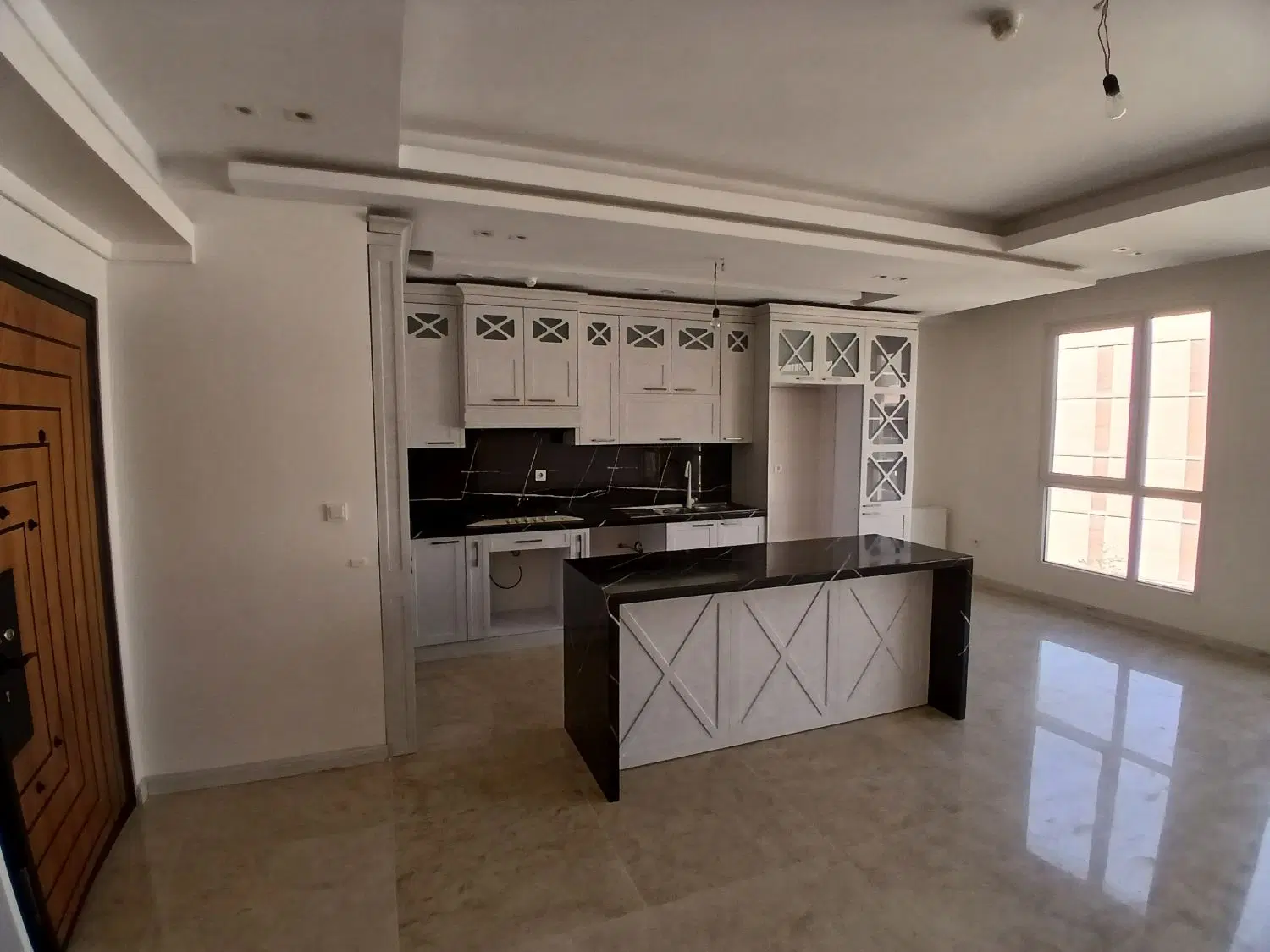 واحد ۸۳ متری فول امکانت با نورگیر