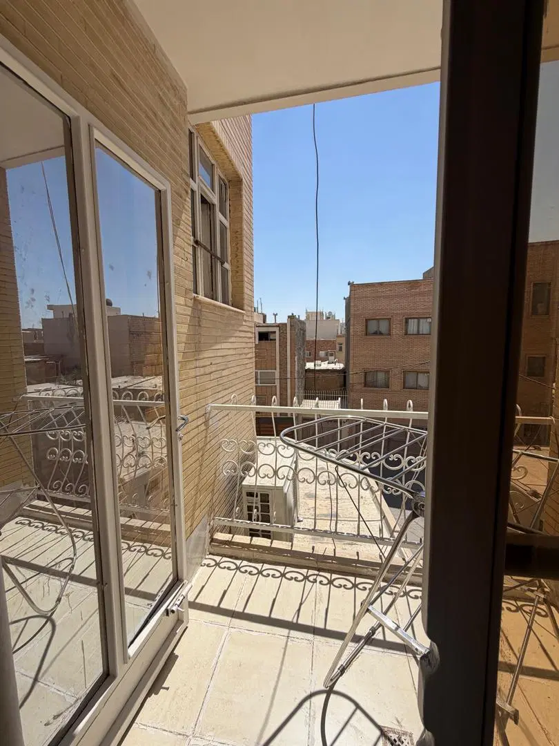 آپارتمان۸۴متر ۲خواب طبقه دوم جنوبی خ پنج رمضان