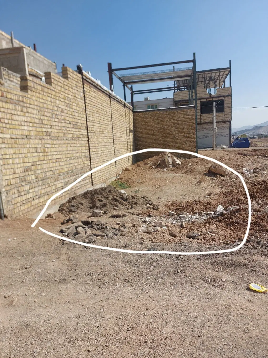 زمین ۱۰۰ متری پاپی خالدار