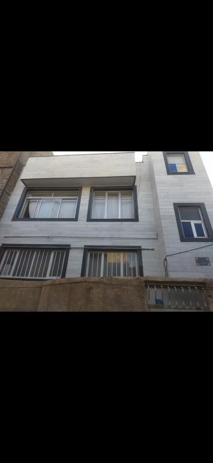 حیاط دو طبقه با پارکینگ