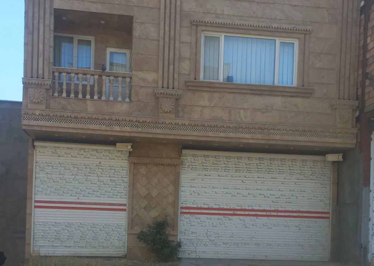 مغازه ۹۰ متری دارای آب و برق و گاز