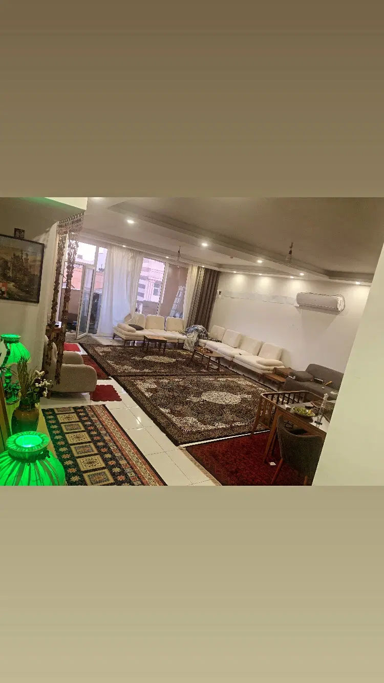اپارتمان ۱۳۵ متر رو یه افتاب طبقه اخر