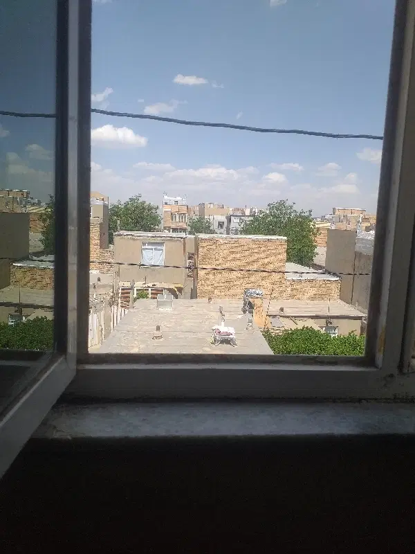 خونه سه طبقه طبقه پایین جاره داده می‌شود
