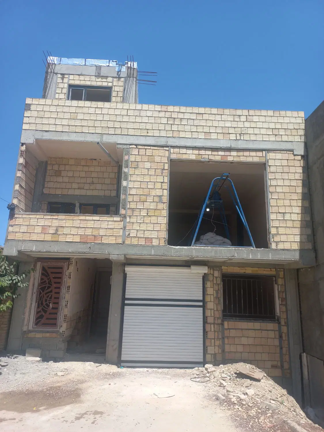 فروش ساختمان دو طبقه نوساز ۳۰۰ متری در شهرک شهریار
