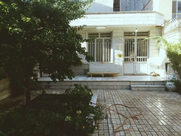 ویلایی ۶۰۰ متر بر خیابان اصلی  حیاط بزرگ