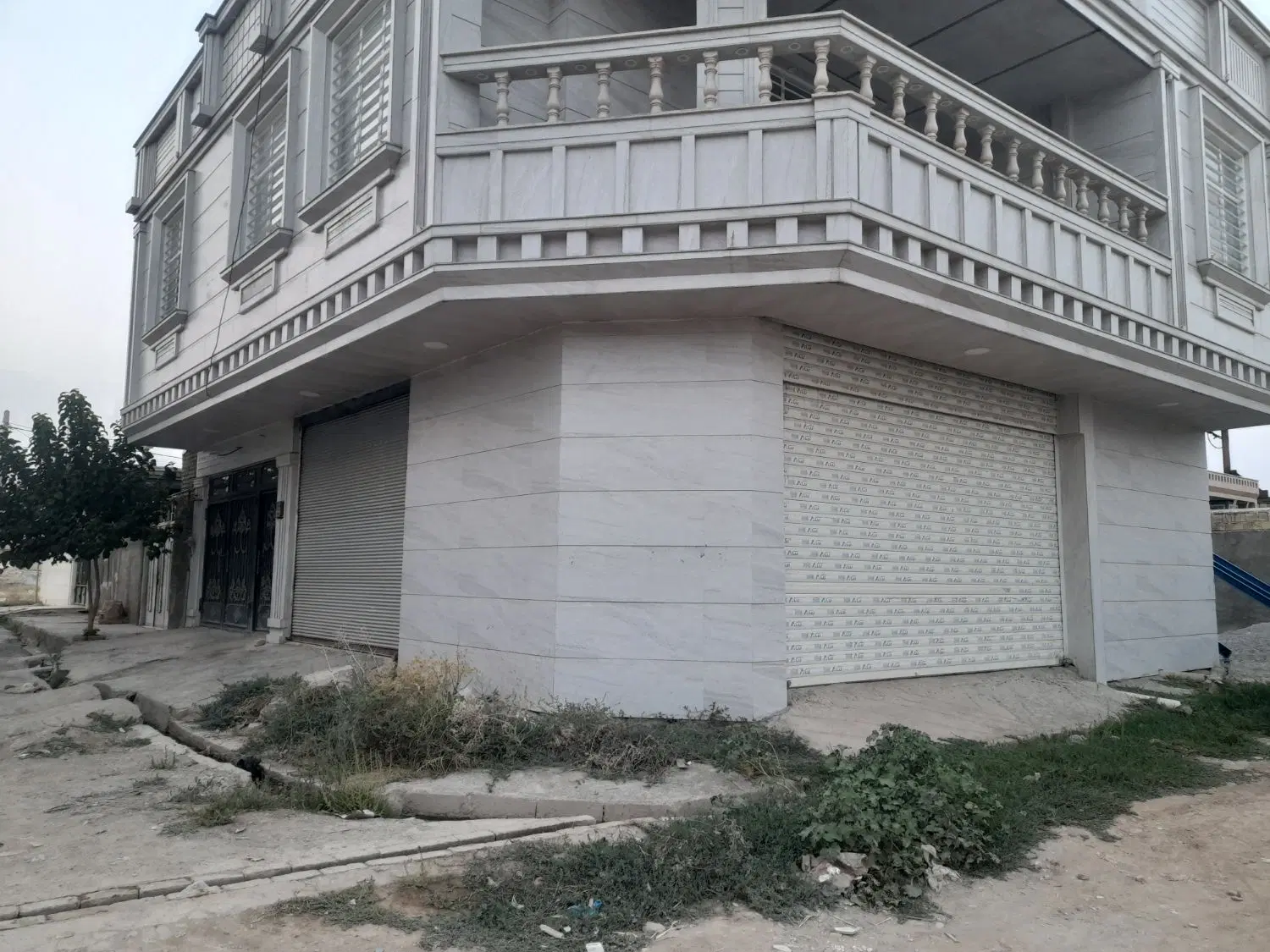 مغازه ۱۰۰متری