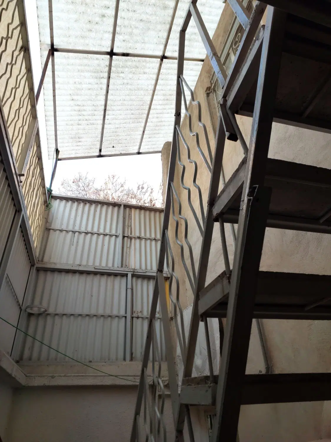 خانه دربستی ۲ طبقه حیاط دار نبش فضای سبز
