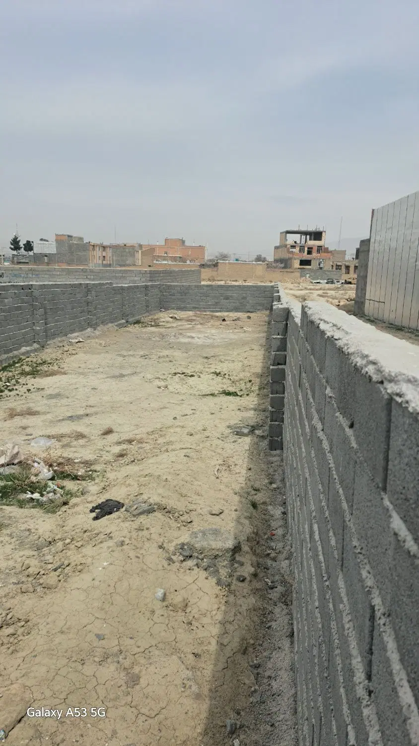 200 متر زمین دور دیوارکشی  شده