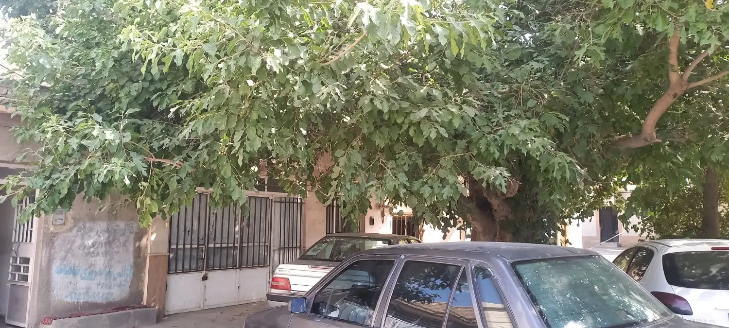 یک باب منزل مسکونی  دو طبقه به همراه پارکینگ