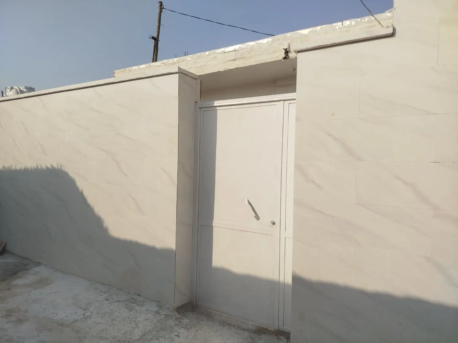 خانه نوساز معمره صنگور هلال یک حیاط بزرگ