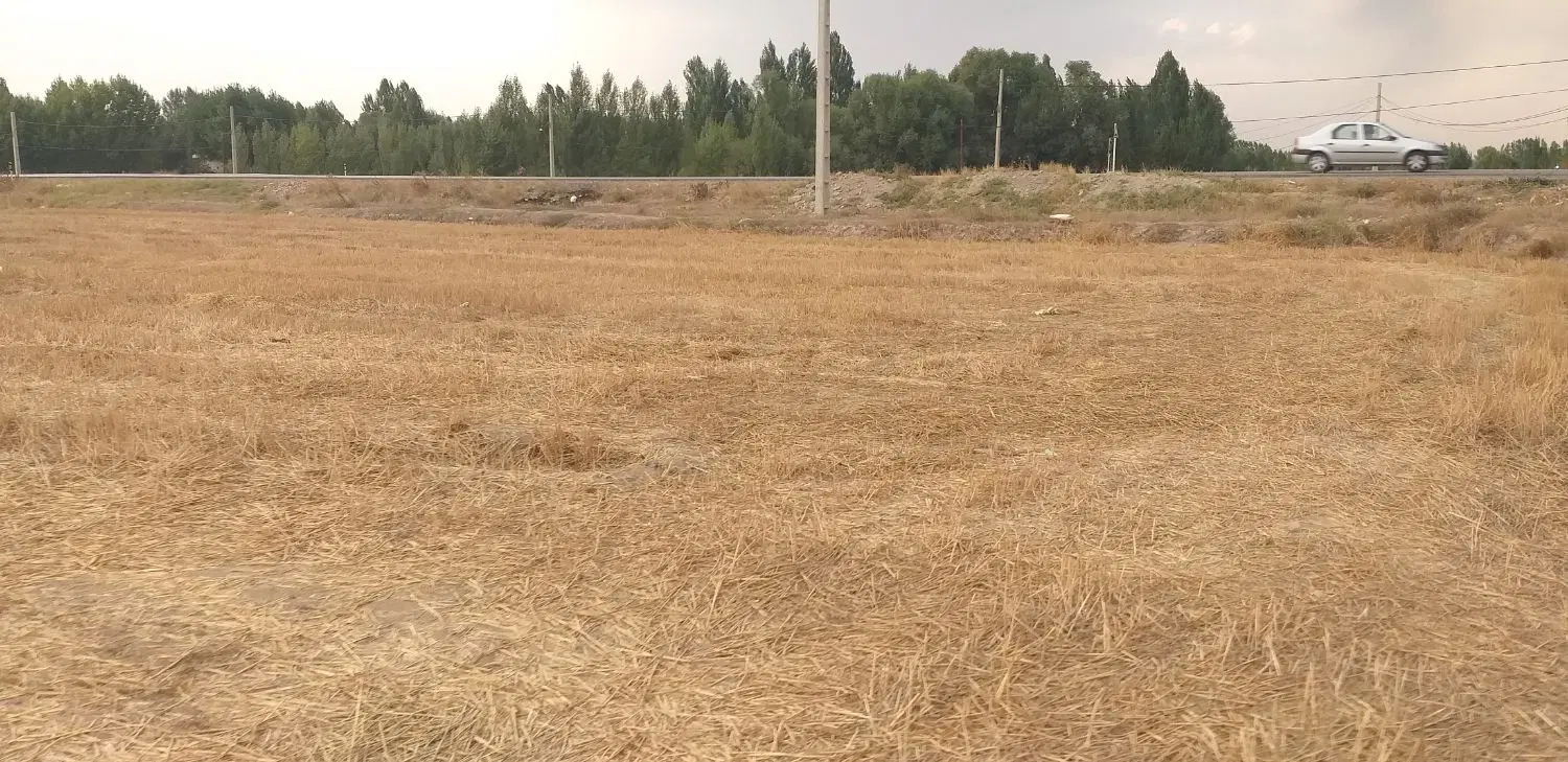 زمین بر جاده اصلی روستای نوران