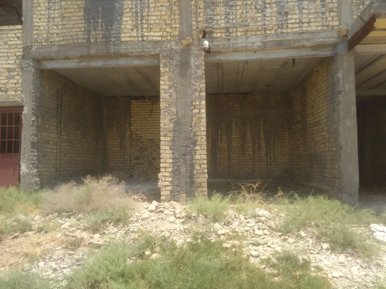 یک مغازه با جای دو  در